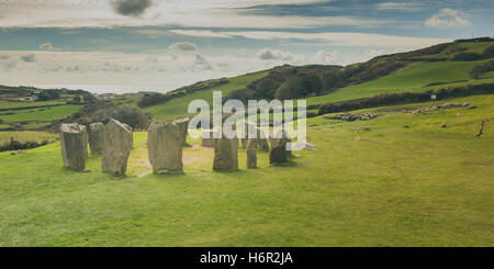 Die prähistorischen Drombeg Stone Circle und Ruinen in Irland an einem schönen Herbsttag. Stockfoto