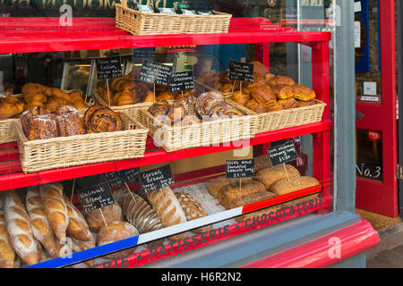 Französische pattiserie Fenster Anzeige in Dartmouth, dänischem Gebäck Artisan Brot, 'Pain au Chocolat' Croissant mit Preisen Stockfoto