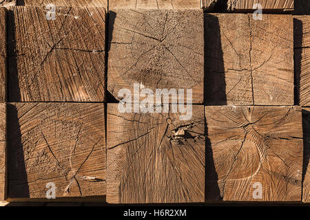 Holzbalken mit braunen Schutz Imprägnierung, Hintergrundtextur gestapelt Stockfoto