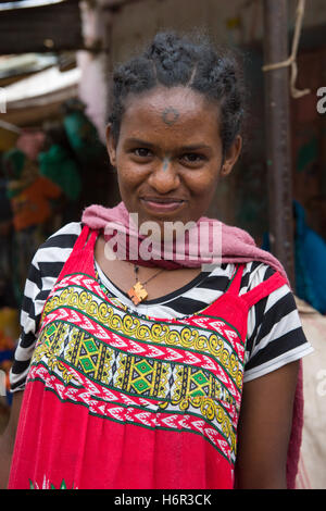 Junges Mädchen mit einem traditionellen cross Tattoo auf ihre Nase in den Markt in Dire Dawa, Äthiopien Stockfoto