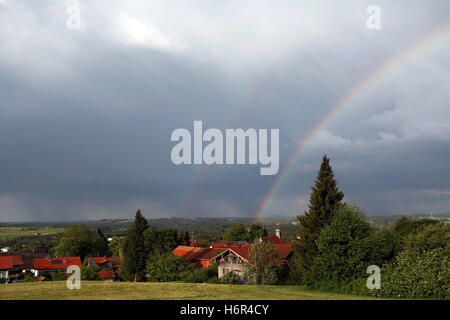 Regenbogen über der Kirche Stockfoto
