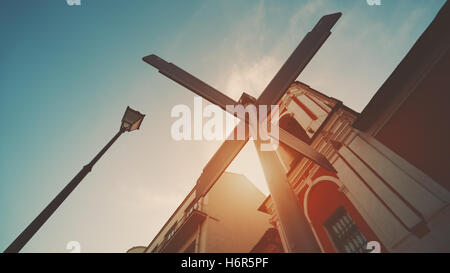 Wegweiser-mock-up auf Sommer Stadt mit klaren blauen Himmel nahe orthodoxe Kirche und Laterne, Russland, Moskau Stockfoto