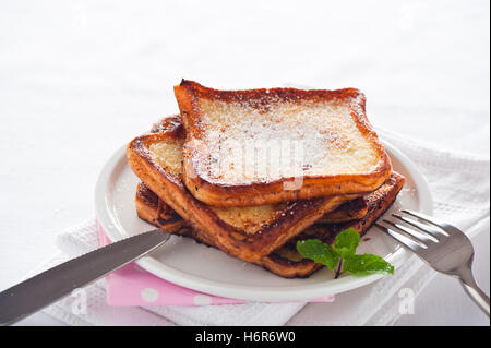 Lebensmittel Nahrungsmittel süßen Morgen Französisch Toast Dessert Snack Morgen essen Nahrungsmittel Brot süß isoliert Closeup heißen horizontale golden Stockfoto