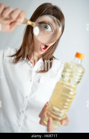 Frau essen Nahrungsmittel Gesundheit Detail trinken trinkende Lätzchen leer kaukasischen Zuckermarktes shopping Flasche Diät-Objektiv kaufen zu prüfen Stockfoto