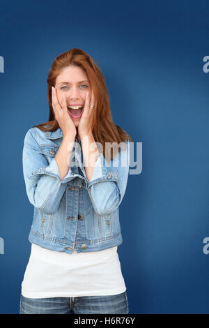 Frau Blau Lachen Lachen Lachen Twit kichern Lächeln Lächeln lachen lachend lächelnd lächelt schöner beauteously schön Stockfoto