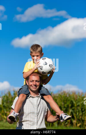 Vater mit Sohn und Fußball Stockfoto