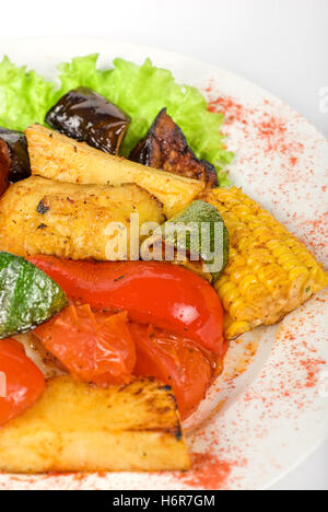 Restaurant essen Nahrungsmittel Pfeffer Blatt isoliert Closeup grüne Platte Pflanzenkost Gourmet Zwiebel Karotte Mais Grill Grill Stockfoto