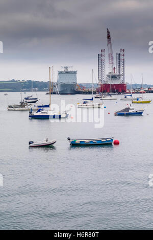 Segelboote vor Anker am River Fal in Falmouth, Cornwall. Stockfoto