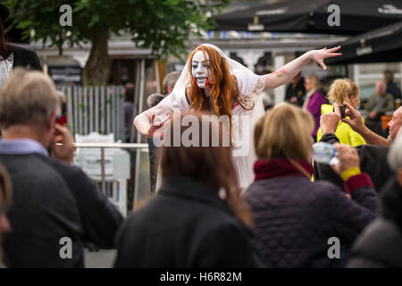 Zombies. Familien und Kinder versammeln sich zum jährlichen Zombie kriechen in Newquay, Cornwall. Stockfoto