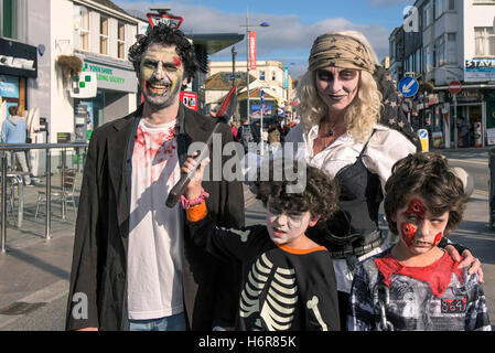 Zombies.  Familien und Kinder versammeln sich zum jährlichen Zombie kriechen in Newquay, Cornwall. Stockfoto