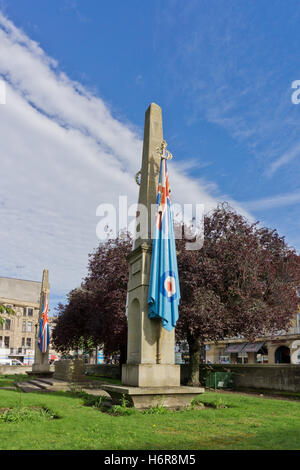 Northampton Kriegerdenkmal von Sir Edwin Lutyens bestehend aus einem Stone of Remembrance, flankiert von zwei Obelisken. Stockfoto