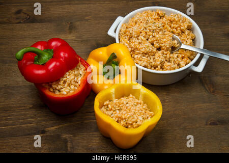 Lebensmittel Nahrungsmittel gefüllte Paprika Paprika Gericht essen Käse Zutaten Mittagessen Petersilie Abendessen Abendessen Tomaten gut gebacken lecker gekocht Stockfoto