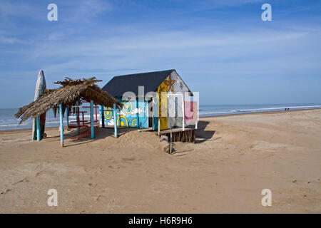 Surfbrett-Verleih am Strand Stockfoto