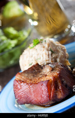 Bayerischer Schweinebraten mit Knödel Stockfoto