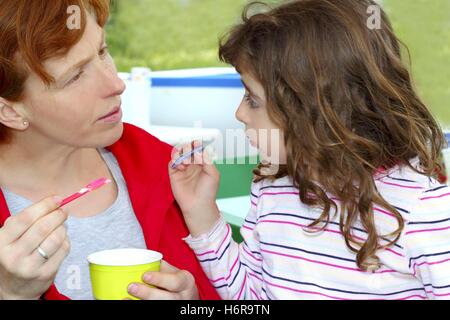 gesprochene spricht Frau sprechen sprechen sprechen sprechen Chat schmeichelhaften Menschen Menschen Menschen folk Personen menschlicher Mensch Essen Stockfoto