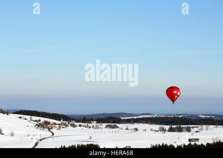 eine Fahrt mit dem Heißluftballon über die oberallgau Stockfoto