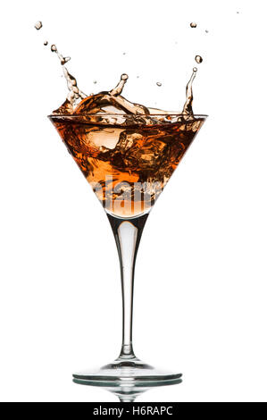 Glas Kelch Becher Tee trinken trinken Lätzchen Martini Wodka Splash cocktail Longdrink Eis Bewegung Verschiebung bewegen Bewegung Stockfoto