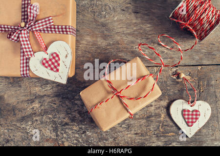 Verpackungsprozess Kraft Geschenk zum Valentinstag. Stockfoto