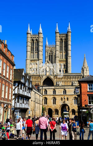 Menschenmassen in Castle Hill, mit Blick auf die Staatskasse Tor und Kathedrale von Lincoln. Stockfoto