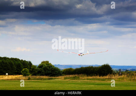 Duo Discus Segelflugzeug kommen in landen am Trent Valley Gliding Club, Kirton Lindsey, Lincolnshire, England. Stockfoto