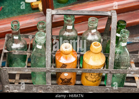 Kiste mit antiken Flaschen außerhalb ein Antiquitätengeschäft, Keswick, Cumbria, England Stockfoto