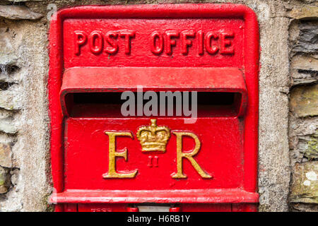 Post Box montiert in Wand, weit Sawrey, Lake District, Cumbria, England Stockfoto