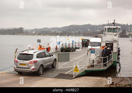 Windermere ferry, die Stockente, Lake Windermere, Lake District, Cumbria, England Stockfoto