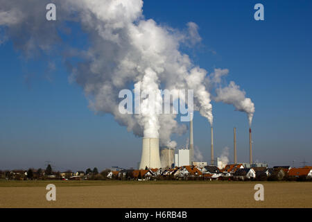 Atomkraftwerk und Wohngebiet Stockfoto