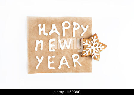 Pergament mit einer Inschrift und Ingwer Cookies isoliert. Stockfoto