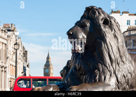 Detail Stadt Stadt Denkmal berühmte Statue Löwe Katze Raubkatze katzenartige Raubtier Europas Uhr Outdoor-London England Touristenattraktion Stockfoto