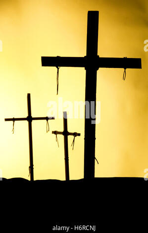 Religion Gott Tod Hügel Holz Sonnenuntergang Wolke Kreuz schwarz dunkelhäutigen kohlschwarze tiefschwarze Schmerzen Ostern drei vertikale silhouette israel Stockfoto