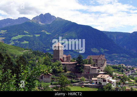 Schloss Tirol mit Blick auf den hirzer Stockfoto