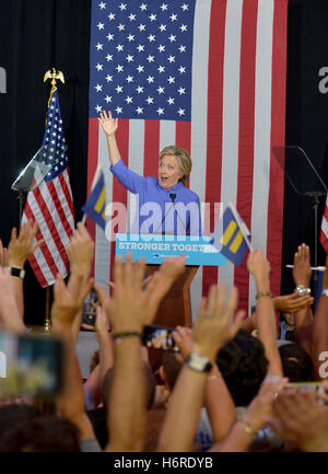 Wilton Manors, FL, USA. 30. Oktober 2016. Demokratischen Präsidentschaftskandidaten ehemalige US-Außenministerin Hillary Clinton spricht während einer LGBT-Community in Einheit Rallye und Konzert-Kampagne-Event in The Manor Complex am 30. Oktober 2016 in Wilton Manors, Florida. Mit weniger als neun Tage bis zum Wahltag gehen weiterhin Hillary Clinton Kampagne in Florida und anderen Schlachtfeld Staaten. Bildnachweis: Mpi10/Medien Punch/Alamy Live-Nachrichten Stockfoto