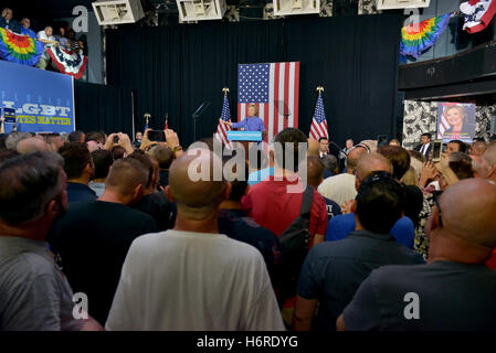 Wilton Manors, FL, USA. 30. Oktober 2016. Demokratischen Präsidentschaftskandidaten ehemalige US-Außenministerin Hillary Clinton spricht während einer LGBT-Community in Einheit Rallye und Konzert-Kampagne-Event in The Manor Complex am 30. Oktober 2016 in Wilton Manors, Florida. Mit weniger als neun Tage bis zum Wahltag gehen weiterhin Hillary Clinton Kampagne in Florida und anderen Schlachtfeld Staaten. Bildnachweis: Mpi10/Medien Punch/Alamy Live-Nachrichten Stockfoto