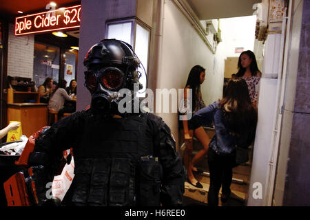 Ein Mann gekleidet wie die Polizei auf der Straße von Lam Kwai Fong stehen dem jährlichen Halloween-Feier stattfindet. 31. Oktober 2016. Hong Kong. 31. Oktober 2016. Liau Chung Ren/ZUMA Liau Chung © Ren/ZUMA Draht/Alamy Live News Stockfoto