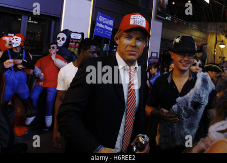 Ein amerikanischer Mann verkleidet als Präsidentschaftskandidat der USA, Donald Trump feiern jährliche Halloween bei Lam Kwai Fong mit seinen Kumpels. 31. Oktober 2016. Hong Kong. 31. Oktober 2016. Liau Chung Ren/ZUMA Liau Chung © Ren/ZUMA Draht/Alamy Live News Stockfoto