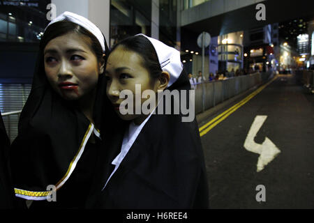 Mädchen, verkleidet als katholische Nonnen während des jährlichen Halloween-Feier für Kamera in Mittel-darstellen. 31. Oktober 2016. Hong Kong. 31. Oktober 2016. Liau Chung Ren/ZUMA Liau Chung © Ren/ZUMA Draht/Alamy Live News Stockfoto