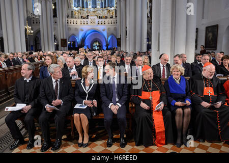 Das Festjahr Zum 500. Reformationsjubilaeum Hut bin Montag (31.10.16) Mit Einem Festgottesdienst in der Berliner Marienkirche Begonnen. Christian Staeblein, Propst der Evangelischen Kirche Berlin-Brandenburg-Schlesische Oberlausitz; Bundespraesident Joachim Gauck; seine Lebensgefaehrtin Daniela Schadt; Michael Mueller (Müller, SPD), Regierender Bürgermeister von Berlin; Kardinal Karl Lehmann; Staatsministerin Fuer Kultur Und Medien, Monika Gruetters; Kardinal Reinhard Marx) sterben Predigt teilweise der Berliner Bischof Markus Droege. Unter Den Besuchern des Gottesdienstes, der live in der ARD Und auc Stockfoto