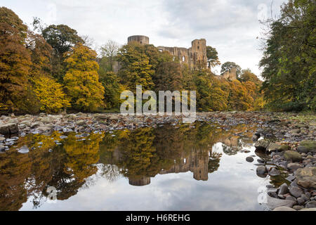 Barnard Castle, Teesdale, County Durham UK.  Montag, 31. Oktober 2016, UK Wetter.  Die mittelalterlichen Ruinen von Barnard Castle spiegelt sich in den Fluss Tees heute Abend.  Die Halloween-Prognose ist für lückenhaft Regen, Süden zu verbreiten über Nacht.  Dieser nördliche Luftstrom führt kühlere, trockenere Bedingungen mit Frost erwartet in einigen Bereichen in Richtung Sonnenaufgang Credit: David Forster/Alamy Live News Stockfoto