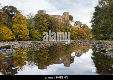 Barnard Castle, Teesdale, County Durham UK.  Montag, 31. Oktober 2016, UK Wetter.  Die mittelalterlichen Ruinen von Barnard Castle spiegelt sich in den Fluss Tees heute Abend.  Die Halloween-Prognose ist für lückenhaft Regen, Süden zu verbreiten über Nacht.  Dieser nördliche Luftstrom führt kühlere, trockenere Bedingungen mit Frost erwartet in einigen Bereichen in Richtung Sonnenaufgang Credit: David Forster/Alamy Live News Stockfoto