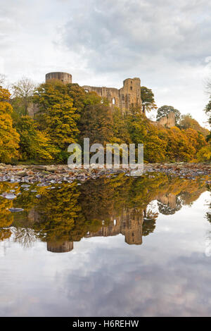 Barnard Castle, Teesdale, County Durham UK.  Montag, 31. Oktober 2016, UK Wetter.  Die mittelalterlichen Ruinen von Barnard Castle spiegelt sich in den Fluss Tees heute Abend.  Die Halloween-Prognose ist für lückenhaft Regen, Süden zu verbreiten über Nacht.  Dieser nördliche Luftstrom führt kühlere, trockenere Bedingungen mit Frost erwartet in einigen Bereichen in Richtung Sonnenaufgang Credit: David Forster/Alamy Live News Stockfoto