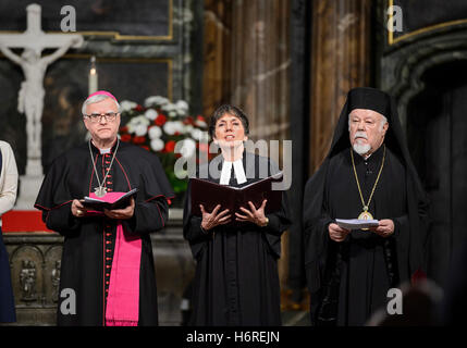 Berliner Erzbischof Heiner Koch (l-R), im Besitz der Reformation Botschafter der deutschen evangelischen Kirche (EK) Margot Kaessmann und Metropolit Augoustinos, fotografiert während der Festgottesdienst der Berliner Bischof Markus Droege, für das Jahr 2017 Luther und der 500. Jahrestag der Reformation an der St. Marien-Kirche in Berlin, Deutschland, 31. Oktober 2016. Luther Year endet am 31. Oktober 2017, genau 500 Jahre nach der legendären Veröffentlichung der Thesen von Martin Luther in Wittenberg. Foto: JENS SCHLUETER/Dpa - nur zur redaktionellen Nutzung- Stockfoto