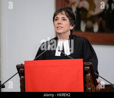 Berlin, Deutschland. 31. Oktober 2016. Margot Kaessmann, Reformation Botschafter von der deutschen evangelischen Kirche (EKD), während den Festgottesdienst im Besitz der Berliner Bischof Markus Droege, für das Jahr 2017 Luther und der 500. Jahrestag der Reformation an der St. Marien-Kirche in Berlin, Deutschland, 31. Oktober 2016. Luther Year endet am 31. Oktober 2017, genau 500 Jahre nach der legendären Veröffentlichung der Thesen von Martin Luther in Wittenberg. Foto: JENS SCHLUETER/Dpa - nur zur redaktionellen Nutzung - © Dpa/Alamy Live-Nachrichten Stockfoto