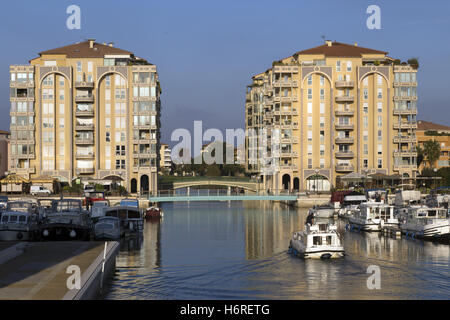 Lattes, Occitanie, Frankreich: 31. Oktober 2016. Ariane Port, Wartung der Vermietung barge im Hafen Lattes mit einem schönen Sonnenuntergang von der Herbst-Saison. Bildnachweis: Digitalman/Alamy Live-Nachrichten Stockfoto