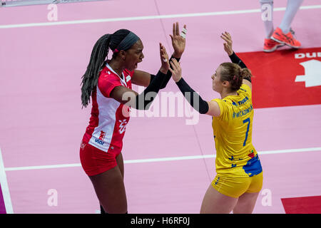 Busto Arsizio, Italien. 30. Oktober 2016. Jubel von Martinez Bryelin (Spiker Unet Yamamay Busto Arsizio Team) und Witkowska Agata (Libero Unet Yamamay Busto Arsizio Team) © Matteo Morotti/Alamy Live-Nachrichten Stockfoto