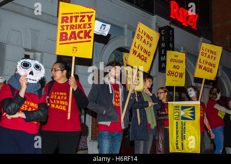 Brixton, London, 31. Oktober 2016. Markante Personal im noblen Kino, Verbandsmitglieder BECTU, statt einen Halloween Themen Streik als Teil ihrer Kampagne nach London existenzsichernden Lohn zu bekommen. Die Noble Kino gehört Cineworld Kinos Gruppe die Gewinne von £ 83 Millionen im vergangenen Jahr machte. David Rowe/Alamy Live-Nachrichten Stockfoto