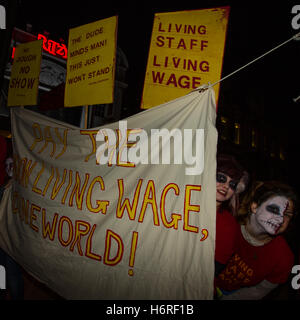 Brixton, London, 31. Oktober 2016. Markante Personal im noblen Kino, Verbandsmitglieder BECTU, statt einen Halloween Themen Streik als Teil ihrer Kampagne nach London existenzsichernden Lohn zu bekommen. Die Noble Kino gehört Cineworld Kinos Gruppe die Gewinne von £ 83 Millionen im vergangenen Jahr machte. David Rowe/Alamy Live-Nachrichten Stockfoto