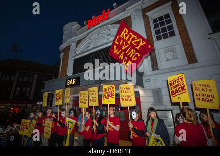 Brixton, London, 31. Oktober 2016. Markante Personal im noblen Kino, Verbandsmitglieder BECTU, statt einen Halloween Themen Streik als Teil ihrer Kampagne nach London existenzsichernden Lohn zu bekommen. Die Noble Kino gehört Cineworld Kinos Gruppe die Gewinne von £ 83 Millionen im vergangenen Jahr machte. David Rowe/Alamy Live-Nachrichten Stockfoto