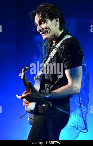 Toronto, Ontario, Kanada. 30. Oktober 2016. Kultige Rock-Gitarrist und Komponist STEVE VAI führten im Centre In The Square in Kitchener, Ontario, als Teil seiner "Leidenschaft und Kriegsführung 2016 World Tour" © Igor Vidyashev/ZUMA Draht/Alamy Live News Stockfoto