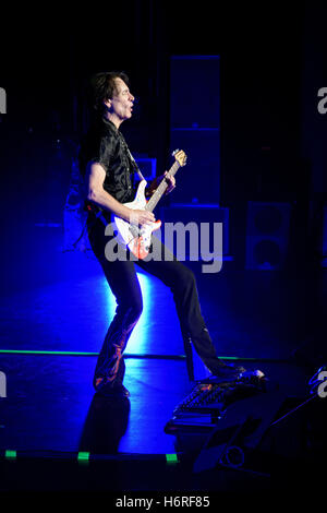 Toronto, Ontario, Kanada. 30. Oktober 2016. Kultige Rock-Gitarrist und Komponist STEVE VAI führten im Centre In The Square in Kitchener, Ontario, als Teil seiner "Leidenschaft und Kriegsführung 2016 World Tour" © Igor Vidyashev/ZUMA Draht/Alamy Live News Stockfoto